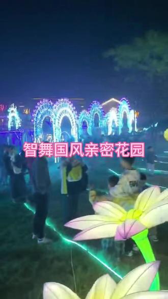 初一到初五,不仅有打铁花,火壶,还有烟花秀潮玩,还有喜乐天团秀+爆笑杂耍+NPC互动+滑稽表演+亲密花园+无动力游乐等超多精彩项目,2月17日正式开启#2026保定非遗千灯会#保定文旅#新春灯会#夜游#保定版万岁山