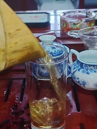 半杯酒,酒半杯,一场春分一场醉。#故事与酒 #随拍#总有一句话戳心 #文案#情绪