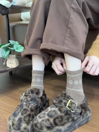 #姐妹们,这双袜子真的太适合秋天穿了!它是那种很有设计感的,而且特别百搭又很高级,穿上它显得腿又细又长,还很有气质,真的是秋季必备啊!喜欢的赶紧入手吧!#袜子穿搭