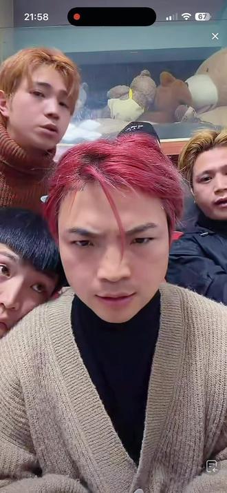 本来难受呢,晚上就看到啦!
大哥一直都是打不过就加入的典范,笑点密集,调皮捣蛋的四个弟弟,就我们亚亚没有被扶了,哈哈哈,
亚亚开开心心哦!等你的个播!
#关亚 @º⁶¹⁶ 关亚(蹦山咔拉咔)
#蹦山咔拉咔 @关恒(蹦山咔拉咔)º⁶¹⁶
02-20,关关直播录屏,