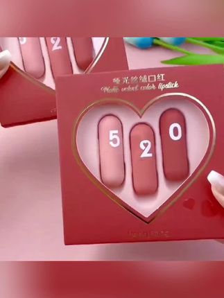 #姐妹们快看过来,我最近发现了一个超棒的口红,恒芳胶囊丝绒520口红套装,它是那种雾面哑光的质地,涂上去非常显白,而且防水防汗,不容易掉色哦!我已经试了好几次了,每次都很满意,真的爱不释手啊!强烈推荐给大家,一起做美丽的小仙女吧!