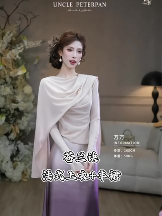 姐妹们快来看看这件衣服,它是圆领的设计还是宽松的版型,穿上特别舒服,而且它的面料很有弹性,是那种很透气又柔软的材质,摸起来手感很好哦,喜欢的朋友千万不要错过了。#被惊艳到了 #爱了爱了