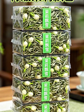 特级茉莉飘雪花茶 •特级品质:甄选高山嫩芽与伏天茉莉,七次窨制,花香入骨。 •独特形态:干茶紧结,冲泡后如雪花绽放,姿态优美。 •香气口感:香气鲜灵持久,滋味鲜爽回甘,汤色清澈明亮。#好物推荐🔥 #茉莉飘雪#茉莉花茶 #今天你喝茶了吗 #好喝不贵@抖加🔥上热门🔥dou+🔥热点宝