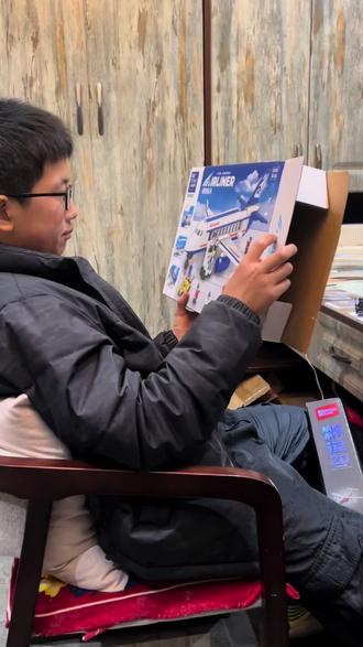 2026年2月26日,昨晚拼乐高一直到23点,今天又继续拼了一天,日夜兼程,终于完成了民航小客机和运20的30个军人(5个小分队)及两个装甲车的拼装工作,可以开始玩小分队劫机的模拟游戏了,小孩子的快乐就是这么简单。
#乐高 #拼装模型 #快乐就这么简单 #日夜兼程