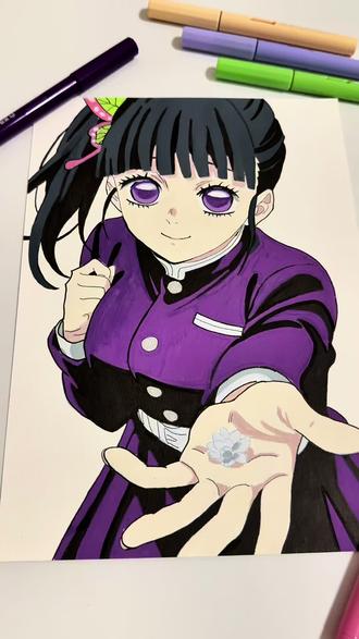🎨栗花落香奈乎|丙烯马克笔手绘全教程🎨
【步骤1:线稿&定位】
1. 先轻轻画出十字辅助线,确定脸部中轴线和眼睛位置。香奈乎的脸偏圆润,线条要柔和,不要画得太尖。
2. 刘海是她的标志性特征,注意是整齐的齐刘海,发尾可以带一点细碎的小线条,增加蓬松感。
3. 侧边马尾的弧度要自然,加上粉绿配色的蝴蝶发饰,发尾的线条可以稍微带点动态感,让头发看起来不僵硬。
4. 衣服的褶皱和手部动态一定要先确定好,尤其是伸出的手掌,先把掌心、手指的结构画准,后续上色会更轻松。
【步骤2:基础铺色(固有色)】
• 肤色:先选浅肤色铺满脸部、手部、脖子,注意避开眼睛和嘴巴的位置。丙烯马克笔铺色时可以快速平涂,笔痕尽量朝一个方向,减少叠色。
• 头发:用纯黑色铺底色,这里注意刘海下方、脖子周围可以留一点缝隙,方便后续画阴影,不用一次性涂满。
• 衣服:用深紫色铺队服的底色,黑色部分(衣摆、袖子内侧)直接用黑色涂,注意区分色块,白色的领口、袖口先留白。
• 发饰:用粉色铺蝴蝶结,绿色铺蝴蝶翅膀,先平涂一层,后续再叠细节。
【步骤3:细节刻画&阴影塑造】
1. 眼睛(灵魂重点)
◦ 用深紫色画瞳孔底色,再用浅紫色在瞳孔上方叠一层渐变,做出通透感。
◦ 用深棕色/黑色勾出上眼线和睫毛,香奈乎的睫毛又长又密,注意睫毛的走向,眼尾可以稍微拉长一点。
◦ 最后用白色点上高光,眼睛瞬间就有神了!
2. 头发层次
◦ 用深灰/黑色在刘海下方、头发内侧、马尾的转折处画阴影,做出头发的体积感。
◦ 注意不要画得太死,阴影顺着头发的生长方向走,留出一点亮面,头发会更有光泽感。
3. 肤色&手部
◦ 用比底色深一号的肤色,画眼窝、鼻子下方、脖子、手指关节和掌心的阴影,突出脸部和手部的立体感。
◦ 脸颊可以轻轻扫一点粉色腮红,不用太明显,淡淡的就好。
4. 衣服细节
◦ 用黑色加深衣服的褶皱和深色部分,注意顺着身体的动态画,比如手臂弯曲的地方、衣摆的转折处。
◦ 白色的领口、袖口可以用白色马克笔直接涂,扣子和口袋的细节用银色/浅灰色轻轻画出来,还原队服的质感。
5. 掌心的花
◦ 先用浅灰色铺出花的轮廓
#抖音同人图鉴 #动漫绘画教程 #鬼灭之刃系#香奈乎 #鬼灭之刃手绘 @抖音次元观察员 @创作灵感小助手 @抖音小助手