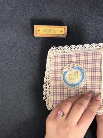 夏日草帽👒丙烯马克笔/视频版 风把草帽留在了夏日的花田
红丝带在风里轻轻晃
漫山的绿与花,是宫崎骏也会心动的夏天🌿
✏️:掌握120色
📒:塔塔手工水彩本10×10
#丙烯马克笔 #宫崎骏的夏天 #治愈系风景 #音乐MV共创计划、#MV翻拍大赛