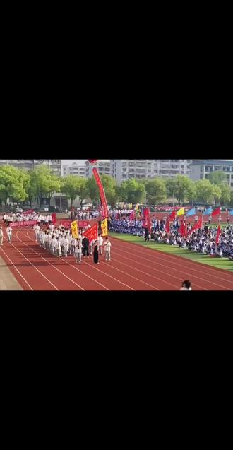一中运动会,舞蹈就位,元气满格,为运动会疯狂打call,跳出活力,舞出精彩,你们就是赛场最靓风景线。节奏拉满,舞步在线,青春就是要热烈又耀眼。#校园运动会开幕式入场现场 #青春旗帜