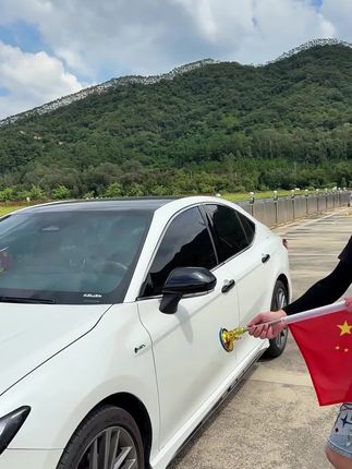 国庆快到了,给爱车安排上这个吸盘式小红旗吧!#我爱我的祖国 #五星红旗迎风飘扬 #汽车吸盘红旗 #祝我的祖国繁荣昌盛 #车载红旗