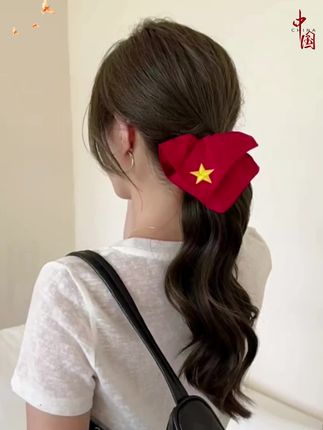 祖国妈妈过生日,当然要参加啦! 给自己安排一个应景的红色发圈不过分吧?真的好爱这种红色系的东西,感觉戴上之后整个人都变漂亮了!