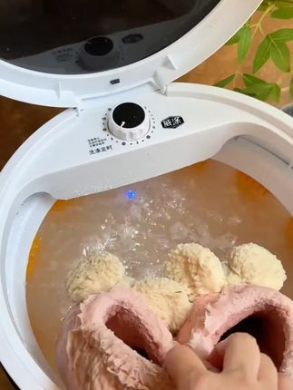 家里的脏鞋子就用这个自动洗鞋机,好用又省事,快来试试吧#洗鞋机 #自动洗鞋机#刷鞋子 #刷鞋怎么刷干净