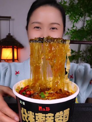 晚上饿了来桶程校长酸辣粉,真的太香了!不仅分量足,味道特别好 ,粉Q弹爽滑,吃起来又香又辣又过瘾!#酸辣粉 #妈呀太香了 #吃货必备
