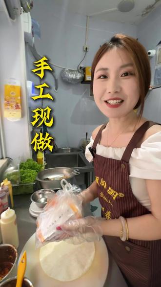 申向国鸡柳卷饼,坚持新鲜现做,口感实在味道暖心,吃过一次就很难忘记。#申向国鸡柳卷饼 #同城美食 #人间烟火小吃 #好吃不贵美食