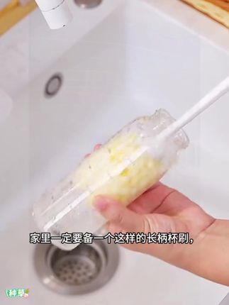 这种长柄杯刷的刷头竟然是大小头,杯子里刷的真干净#长柄杯刷 #chufanghaowu#好物推荐🔥 #厨房抹布