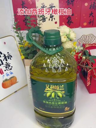 这瓶初榨橄榄油,把地中海风味搬进厨房 见过把阳光凝进瓶里的油吗?这款初榨橄榄油的金黄光泽,像盛着一整个橄榄园的暖意。 坚持鲜果采摘后24小时内冷榨,开瓶瞬间,清新果香混着青草气息漫出来,没有半点杂味,满是自然本真。凉拌沙拉淋几滴,蔬菜立马多了层醇厚回甘;煎牛排时入锅,油花平稳不冒烟,外皮焦香内里鲜嫩,还带着独特植物芬芳。 不管是家常小炒还是烘焙点心,它都能让平凡食材焕新味。大容量包装适配全家需求,倒油嘴设计精准不挂壁,厨房台面干干净净。用它做饭,每一餐都是精致的烟火小确幸。 #食用油 #橄榄油 #橄榄油推荐 #好物推荐🔥 #超便宜超划算