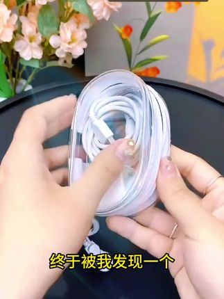 好便携的防尘数据线收纳包,还可挂背包上!!!出去玩把数据线装进这里再也不怕弄丢啦