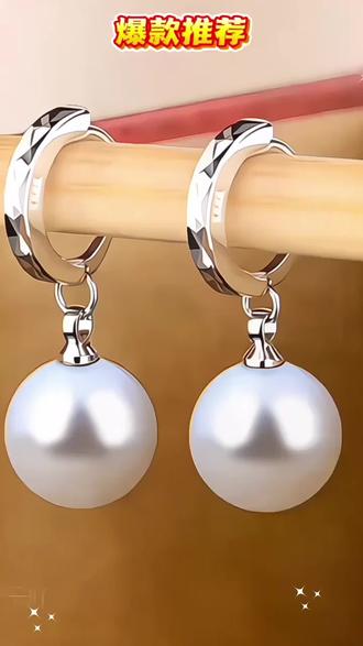 秋冬大衣的绝美搭档来啦!这款耳饰上耳秒提气质,优雅迷人还不挑人~通勤日常戴都超适配,氛围感直接拉满,妥妥的饰品搭配刚需款,闭眼入不亏✨#耳饰 #时尚饰品