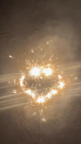 用八根仙女棒制作:燃烧的爱心!新年给她不一样的浪漫#仙女棒#烟花#浪漫#手工diy