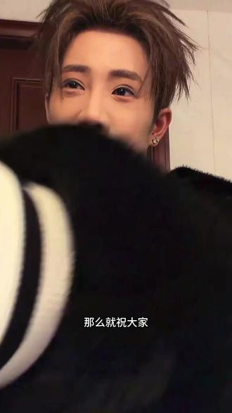 爱你的人再忙也有时间准备惊喜😭
这几天的连轴转!今天又在赶路奔波!为了不让我们一起熬夜!所以今天白天直播!但是自己却通宵的熬夜!饱和的工作才会让自己充满安全感!即使再忙也不会错过每一个纪念日!下了飞机就立马订一个蛋糕!日子怎么会和谁过都一样呢!就算有录制也会抽10分钟出来和我们打视频!知道你也想我们了!我们也想你了!感冒小猪快点好起来!#鹭卓 #幸福 @抖音小助手 @DOU+小助手 @DOU+上热门 @抖音创作小助手 @鹭卓鹭卓