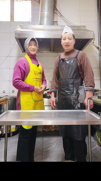 世界上最顶级的夫妻关系不是关起门来互相为难,而是一起合作对付这个世界!#夫妻店 #夫妻餐饮创业 #大盘鸡#同城好店推荐 #拌面