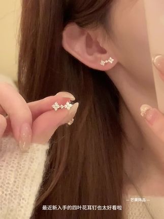 不经意间的穿搭小心机谁懂 细闪锆石镶嵌上耳精致小巧,关键超级百搭,无论是毛衣开衫还是各种小裙子都能搭呢#耳环搭配 #耳饰分享 #早秋穿搭 #饰品搭配不能少 #耳钉耳环推荐