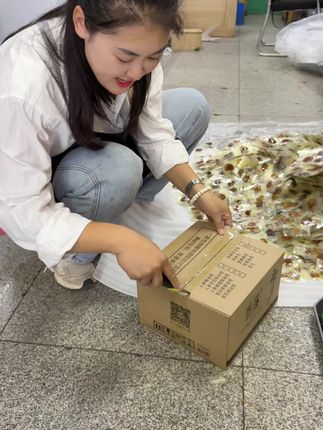 人参蜜片大家记得买一斤的合适,送一块人参皂,这批人参蜜片,还大,日常工作累得吃点!口感三分苦七分甜,很不错!#人参蜜片的功效与作用 #人参蜜片即食
