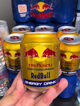 泰国进口蓝膜金罐红牛,8倍牛,劲特别大,适合开长途车的专职司机和干重体力活的朋友们。#功能饮料 #红牛