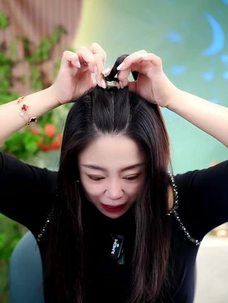 #编发教程 终于知道这个#抓夹 为什么这么火了,戴上真的太好看了!它是今年很流行的羽毛搭配蝴蝶结的设计,抓力大也是不容小觑。随手一扎的#半披发 ,气质又温柔,不需要皮筋也能轻松拥有一个知性优雅的#低马尾 。普普通通的高马尾加上它俏皮又可爱,喜欢的姐妹赶紧入手吧!#扎发教程