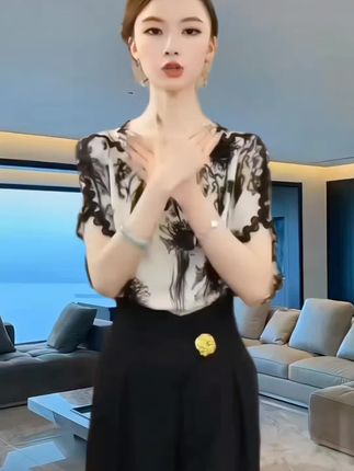 #品质女装 #百搭上衣 #时尚洋气 #面料舒适透气 #穿出自信穿出美丽 @DOU+小助手