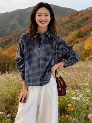 早秋复古宝藏!这件格子衬衫太可了 宝子们,2025早秋挖到心头好啦~复古法式格子衬衫,小个子姐妹闭眼入! 经典格纹自带慵懒感,配色温柔不挑皮,显白提气色。短款版型拉高腰线显腿长,宽松设计包容身材,藏肉又舒服。 纯棉面料软乎乎,亲肤透气,早秋单穿、降温叠穿都好看。搭牛仔裤随性复古,配半身裙甜妹优雅,通勤约会都适配~ #复古格子衫#早秋穿搭 #不挑年龄不挑身材 #遮肉显瘦减龄 #谁穿谁好看系列@抖加🔥上热门🔥dou+🔥热点宝
