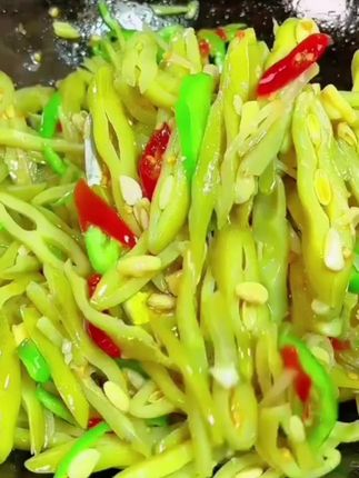#创作灵感 这种豆角特别奇怪,它的形状就像小狗的爪子一样,所以人们给它取了一个很形象的名字,叫狗爪豆。它是豆科一年生草本植物,叶子是羽状的,果实长得像狗爪,一串串又密又多。#家常菜#美食 #地方特色美食 #好吃到停不下来