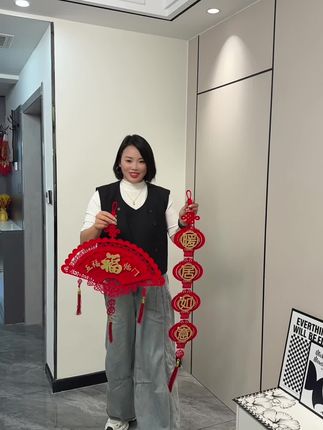 终于在38岁结束了租房生崖,被亲戚朋友不好看,说我家14楼不好,说就是不买房也不买14楼,14楼也是我努力打拼来的家,都说下半年搬家的朋友比较多,你们家背景墙乔迁装饰都准备好了吗?加厚红色植绒材质,满满的仪式感#入宅大吉 #乔迁之喜 #搬家#乔迁仪式感 #新家入住