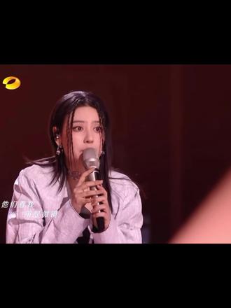 迈利撒《象人》vs 马韬《交出邦尼》 今晚《声鸣远扬#》7进6,线上看的节目,直播确实比线下还苛刻……聊一下迈利撒《象人》 VS 马韬《交出邦尼》,如果是按节目赛制,我两个都不会投,如果二选一,我选迈利撒,说下理由:
比赛到这个赛程,每个选手已经开始努力做差异化的舞台和个人风格了。我认为迈迈找个人风格的进度是:已经确认了她要做和大家不一样的音乐,也就是她说的另类,但究竟是“哪一类”她还在摸索中,我不认为她一定能在比赛中完全确认她会做哪一类音乐。
所以……以上这些在一个“每期都在找变化找不同”的节目,她显得有点“停滞”,这点很吃亏。但她的声台形,我依然看好她的未来发展,我会觉得丢在内娱的歌手圈子里,她还是有一定的辨识度。
另外,关于选歌的问题,这么多期追下来,我觉得她中文选歌的直觉很好,是好听的不大众的有深度的歌,但是她可能对中文歌的理解有一定的文化差异,以至于她每次的表达和大家听到后的理解会存在很大的gap,这点我觉得她要花很长时间去克服了。
马韬这次表演的《交出邦尼》,如果他个人是把这次还定义成唱跳舞台的话,我肯定不会选了。
#声鸣远扬 #全开麦 #舞台 #迈利撒 #马韬