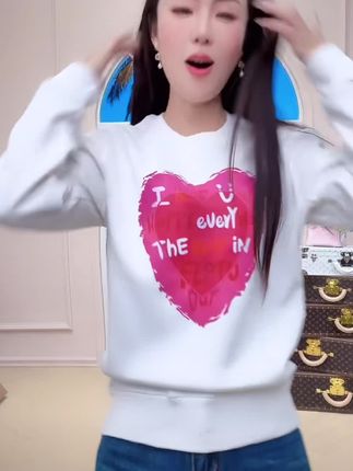 #谁穿谁好看 【芳芳私服】时尚百搭男女情侣款青春情侣INS圆领卫衣-字母爱心#卫衣 #卫衣穿搭 #加绒卫衣 #小个子穿搭 @DOU+上热门