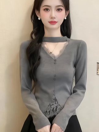 浅灰色的温柔,刚刚好。 挂脖V领设计,修饰锁骨与颈线,让气质自然显出来;短款版型拉高腰线,小个子也能穿出比例感。 柔软针织触感细腻,早春单穿轻盈,作为内搭也能与大衣、风衣、西装轻松融合。 miu系的甜酷氛围,让日常穿搭既有精致感又不失灵动。 一件打底,解锁多种搭配可能,让你在春日的微风里,自在又时髦。#大码女装 #显瘦穿搭 #内穿外搭都好看 #秋冬都市硬核穿搭  #秋冬基础款打底合集