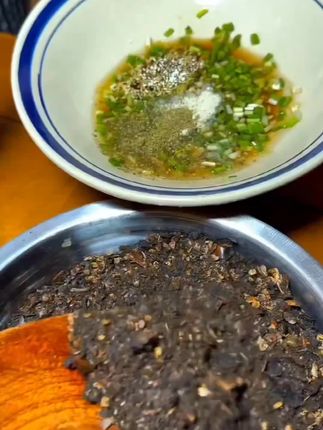 #糊辣壳 糊辣椒面我们就喜欢吃这个“黑漆麻孔”的糊辣壳,煮馄饨~面条特别好吃 就连汤都可以喝干净那种,糊香味浓郁巴适得很😋#地方特色美食 #家乡的味道 #黑糊辣壳 #家乡特产