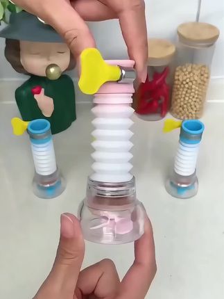 我妈买的这个好呀,每个家庭的水龙头都需要它的收口是软硅胶的,大小水龙头都能用,里面添加了麦饭石,不仅能过滤自来水中的杂质,出水也更加细腻,再也不会溅的到处都是了。它还能拉伸三百六十度,旋转水池的各个角落都能冲洗到位,真的是家家必备,赶紧盘它!#创作灵感 #水龙头延伸器 #水龙头过滤器 #厨房好物 #非常方便实用