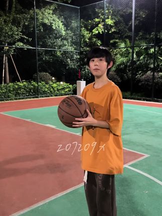 爱到上头时剪的。 呃。我跟他没任何关系。只是朋友之间互动。