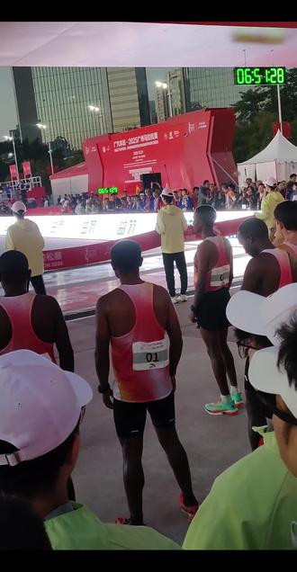 2025年广州马拉松:2小时53分完赛。
坚持的动力来源于出发的勇气,庆幸的是心中依然热爱。
来到广马,温度湿度给我上了一课,太热了,崩的可以,把我意志力被摧残的所剩无几😫。都邪了门了,一喝水就岔气,跑到26-31公里,配速一直在往下掉,我在劝自己这次广马不挣扎了,没有坚持的必要了,不是每场比赛都要全力以赴,放弃吧…
当耳机里正在播放五月天的《倔强》:我和我骄傲的倔强……我看了一眼手表,心里计算了一下时间,剩下这最后的十公里,我在努力一下还能不能跑进的目标时间,啊…嗯🧐还有机会,坚持4分配速,40分钟差不多能达到枪时255(我来广州的目标,也是战队的羊毛)。好吧,就是现在…别矫情了…说跑就跑。
强忍着把速度又提起来,每一公里我都在看表,心里计算着时间,给自己大气不要放弃,在坚持一下,就剩下7公里,5公里,3公里,2公里,1.5公里了,1公里,顶住啊…最后200米,冲啊…冲过终点看到计时牌2:53:52,振臂高呼,拼了老命了。这么高温高湿的天气,今天这个身体状态都坚持下来,为自己打call🥳🥳🥳
只有坚持别人不能坚持的,才能拥有别人无法拥有的。
就像五月天《任意门》里面唱的那样:“你的故事,现在正是起点,你也不知道开的那个盲盒看到的是什么”#2025广州马拉松 #比赛现场 #贝克勒 #没有白练的 #我的跑步日记