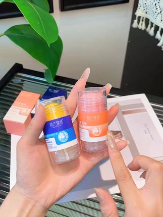 凡士林陪护膏一年四季都要用,粗糙干裂的地方涂一涂 方便涂抹不脏手。新升级的口红管设计
