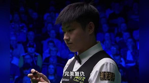 完美复仇!赵心童10-3碾压特鲁姆普,曼彻斯特加冕巡回锦标赛冠军
当地时间4月5日,2026斯诺克巡回锦标赛决赛在英国曼彻斯特落下帷幕。中国球手赵心童以10比3的悬殊比分横扫英格兰名将贾德·特鲁姆普,强势夺冠。凭借这场胜利,赵心童也继续保持其职业生涯决赛100%胜率的惊人纪录。
决赛采用19局10胜制。比赛伊始,赵心童便迅速进入状态,首局打出单杆64分先声夺人。随后他乘胜追击,以68分和91分的单杆表现连下三局,取得4比0的完美开局。特鲁姆普在第五局以61分扳回一城,但赵心童随即在第六局回敬一杆98分,彻底浇灭了对手的反扑气焰。第一阶段战罢,赵心童以7比1遥遥领先。
进入第二阶段,特鲁姆普试图调整节奏,在第九局打出单杆52分追回一局。然而赵心童并未给对手任何机会,接连赢下第十和第十一局,将比分扩大至9比2,率先拿到赛点。第十二局,特鲁姆普顽强挽救一个赛点,但赵心童在第十三局稳扎稳打,以单杆63分锁定胜局,最终总比分10比3结束战斗。
全场比赛,赵心童共贡献五杆50以上的单杆得分,分别是64分、68分、91分、98分和63分,进攻火力之猛令人惊叹。而特鲁姆普仅有两杆50+入账,状态明显被对手压制。
这是赵心童职业生涯又一座重要冠军奖杯。从出道至今,他保持着决赛全胜的完美战绩,展现出强大的心理素质和关键时刻的掌控力。在曼彻斯特的这个夜晚,赵心童用近乎完美的表现向世界证明了自己在顶级斯诺克舞台上的竞争力。这场胜利不仅是对特鲁姆普的完美复仇,更是中国斯诺克新生代力量的有力宣言。