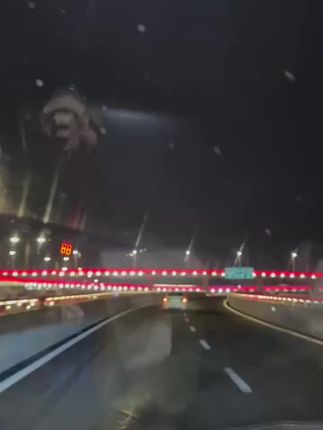 “活在一睁眼就要讲钱的年代 钱才是筹码,谁给你讲感情”
