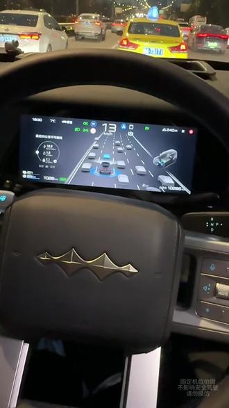 方程豹钛7仪表盘电量显示,从剩余里程和百分比的来回切换语音助手更改指令,因为行驶过程中去车机里面里面设置很麻烦,而且语音助手吧有点呆,只能通过固定的唤醒词才能更改