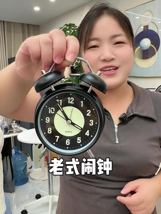 家里只要有上班上学的,一定要入手这个复古式闹钟!金属的外壳结实耐用,而且还可以充电用起来真的很方便#充电闹钟 #超便宜超划算 #复古式闹钟
