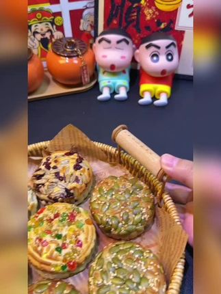 淄博果仁月饼,真适合家里的老人孩子吃,一点也不硬,微甜,满满的坚果果仁,味道很正#妈呀太香了 #还没到中秋就馋月饼了 #淄博月饼#月饼