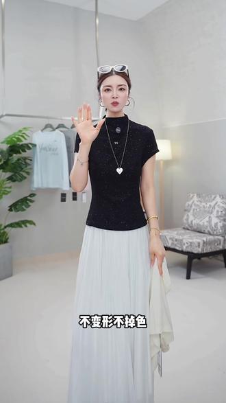 谁懂!这套显瘦显贵穿搭直接焊在身上👍
黑色满天星半高领短袖,自带细闪氛围感
半高领修饰脖颈线条,显瘦不挑人
搭配垂感百褶长裙,遮肉又显比例
#夏日新款极简穿搭分享 #黑白系 #允硕女装