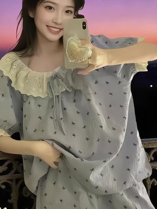 挖到宝了姐妹们!这套公主风纯棉睡衣真的太太太好穿了! 100%全棉的面料绝了,夏天穿像裹着云朵一样透气,出汗也不闷,洗了好几次都没起球~ 宽松版型对各种身材都超友好,圆领设计软乎乎的,把脖颈线条衬得特别温柔。 粉粉嫩嫩的颜色自带甜美滤镜,蕾丝花边点缀在袖口和裤脚,公主感直接拉满!在家穿舒服到不想脱,下楼拿快递、倒垃圾套上就能走,完全不尴尬~ 洗完澡穿上它,窝在沙发上追剧喝奶茶,晚风从窗户吹进来的时候,感觉自己就是被宠爱的小公主~ 这种又甜又实用的家居服,真的值得all in#在家也要美美哒 #睡衣家居服 #睡衣控 @DOU+小助手 @DOU+上热门
