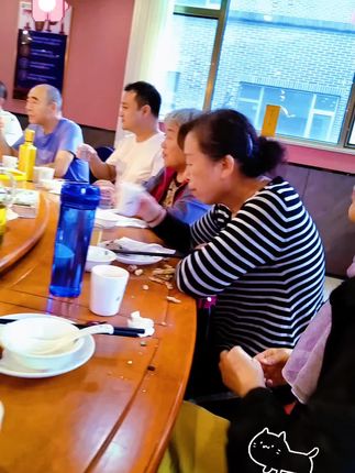 全家欢聚一堂过节喽!