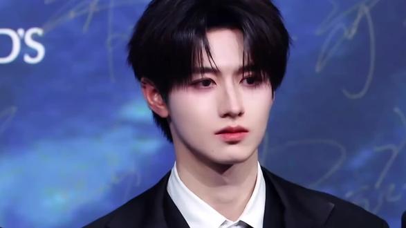 人!不要笑话小猫的红底鞋
#朱志鑫#微博之夜#红底鞋#帅哥#红底鞋