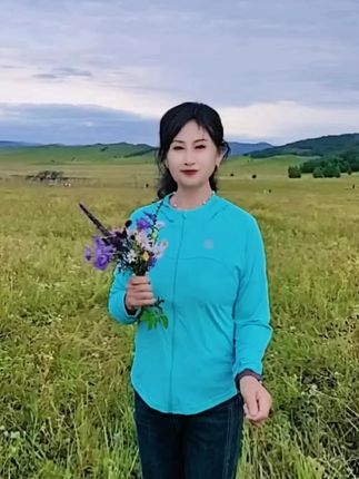 内蒙古乌兰布统草原,爱唱歌的燕子原创录制《你从草原走来》。