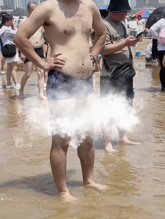 山东小伙海边游玩